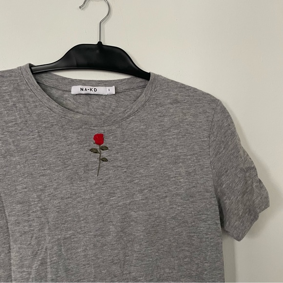 NA-KD Tops - Rose Embroidered Graphic Tee